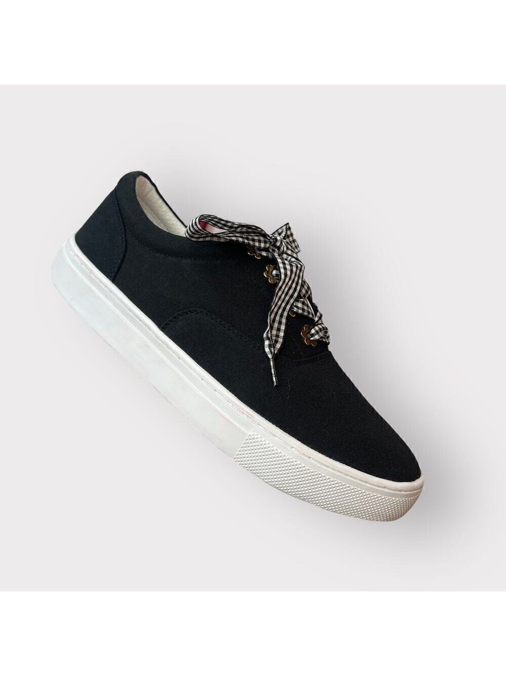 Isaac Mizrahi Black Sneakers Casual sz 8.5 Low-Top Lace-Up Womens Shoes Witchy